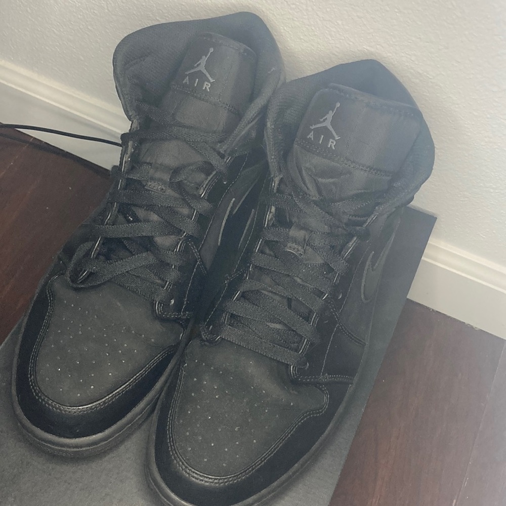 Jordan 1 mid triple black